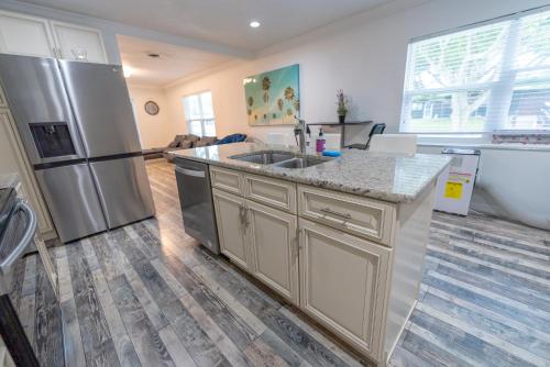 Kitchen, Prvt 8 guests, pool, Disney, Universal near The Osprey Tavern