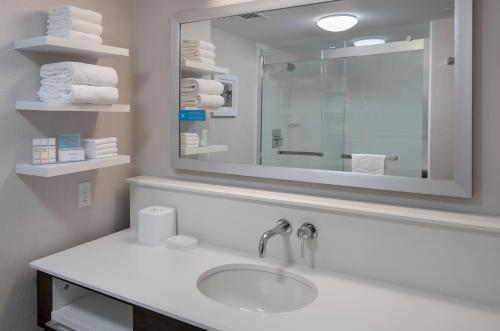 Hampton Inn Boston Logan Airport - image 11