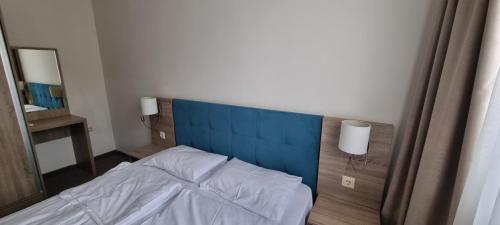 1 queen bed, 1 sofa bed