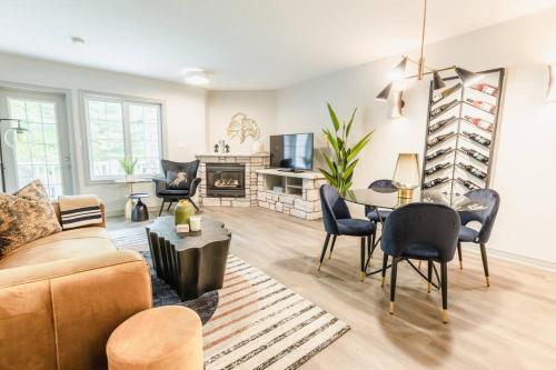 Resort Condo For 5, Ravine Backyard, Pool, WiFi in Shanty Bay, Canada