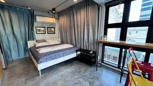 room detail thumbnail 1