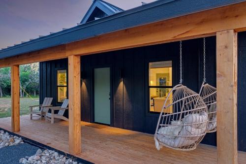 Carolines Cottage Hot tub Firepit sleeps 2 in Fredericksburg, USA