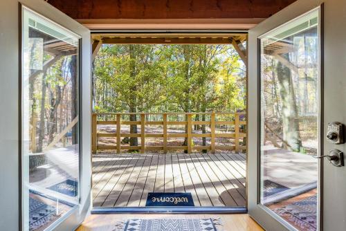 View, Private Lake&Beach w Golf, Fire Pit, Deck & WiFi! in Terra Alta