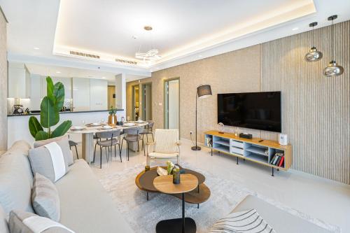 3 King Beds - 7mins to Dubai Mall - High Floor Sun Set and Sea View, Dubai (photo 4)