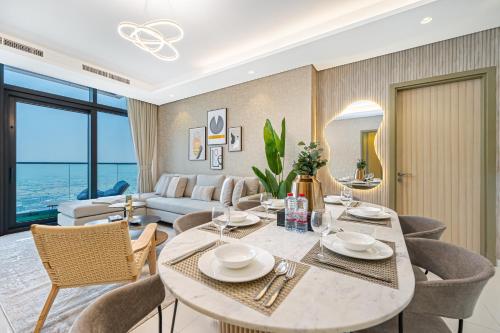 3 King Beds - 7mins to Dubai Mall - High Floor Sun Set and Sea View, Dubai (photo 3)