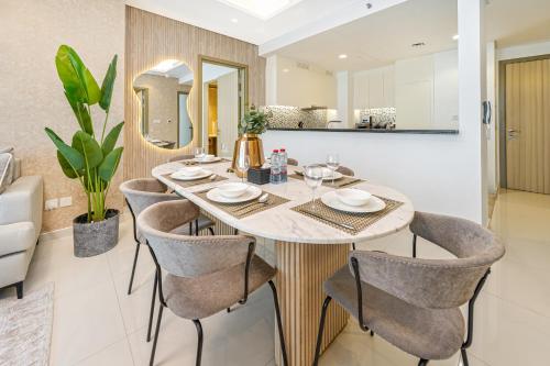 3 King Beds - 7mins to Dubai Mall - High Floor Sun Set and Sea View, Dubai (photo 11)