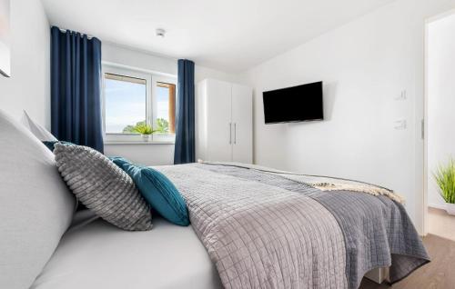 One-Bedroom Apartment image 9