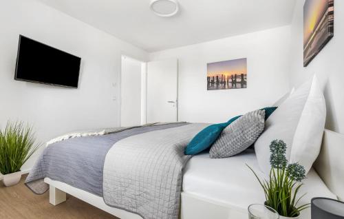 One-Bedroom Apartment image 6
