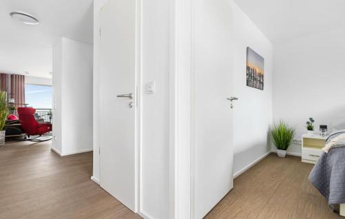 One-Bedroom Apartment image 5