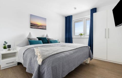 One-Bedroom Apartment image 4