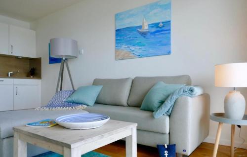 One-Bedroom Apartment image 9