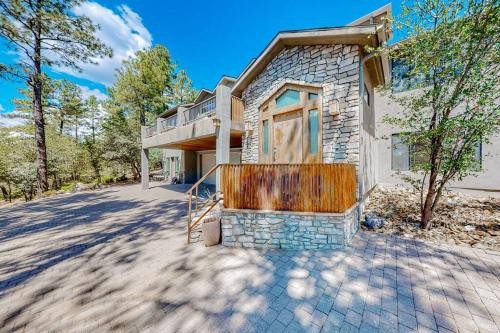 Elegant Cabin Among the Pines-Views, Near Downtown