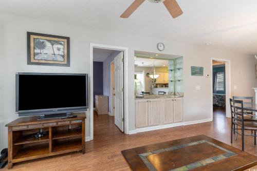Stunning First Floor 2 Bedroom Suite-River Oaks 22-A in Myrtle Beach, USA