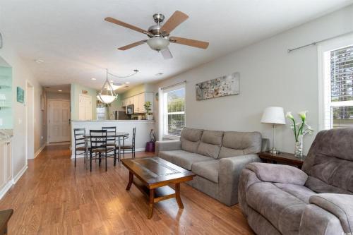 Stunning First Floor 2 Bedroom Suite-River Oaks 22-A in Myrtle Beach, USA