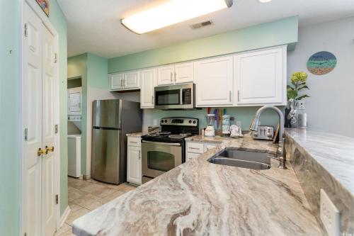 Stunning First Floor 2 Bedroom Suite-River Oaks 22-A in Myrtle Beach, USA