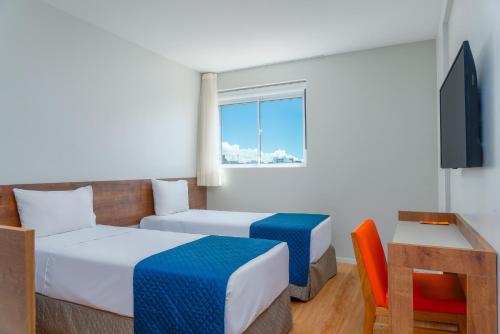 Standard Twin Room image 4