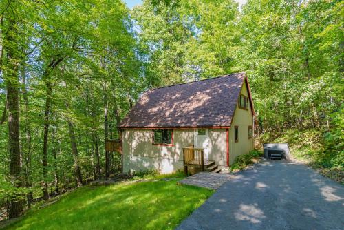 Modern Chalet Cabin w Hot Tub, Deck&Grill, & WiFi! in Inwood, USA
