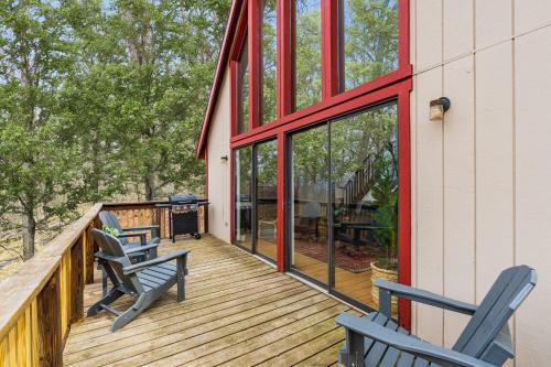 A szálláshely kívülről, Modern Chalet w Hot Tub, Large Deck, Grill & WiFi in Inwood (WV)