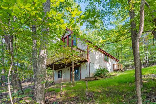Modern Chalet w Hot Tub, Large Deck, Grill & WiFi detail