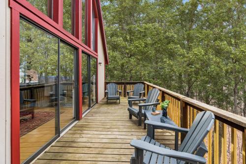 Kert, Modern Chalet w Hot Tub, Large Deck, Grill & WiFi in Inwood (WV)