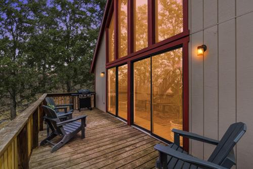 Kilátás, Modern Chalet w Hot Tub, Large Deck, Grill & WiFi in Inwood (WV)