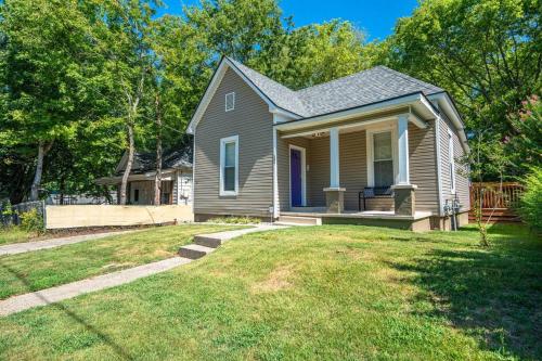 Vineyard Cottage-Pet Friendly & Walk to Oaklawn! in Hot Springs, USA