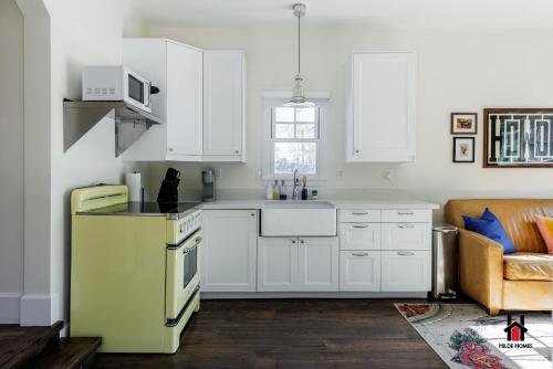 Remodeled 1920s Bungalow and Retro Casita, Hammock