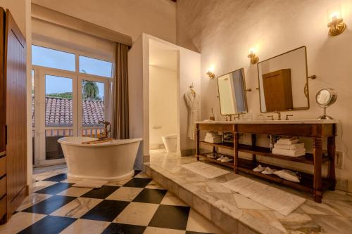 Suite with Balcony image 7