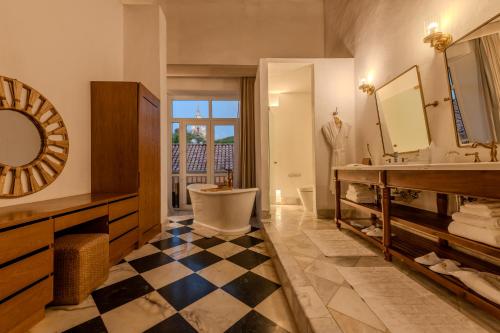 Suite with Balcony image 6