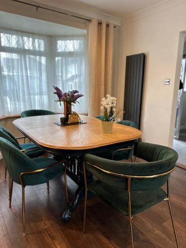 Luxury Oriental Home with Exotic Garden & Free Parking in Croxteth