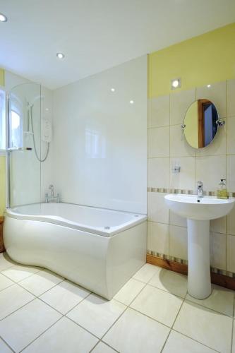Bathroom, Windyhill Cottage in Altandhu