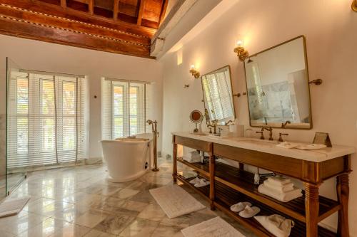 Suite with Sea View image 4