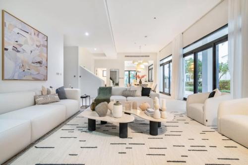 Luxury Palm Villa with Rooftop Garden, Resort Style Pool and Beach by Exclusive Holiday Homes, Dubaj