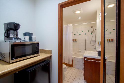 Edgewater Beach Inn & Suites - image 12