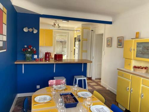 virtuve, Carré Vintage, gîte années 50 avec jardin proche Laon (Carre Vintage, gite annees 50 avec jardin proche Laon) in Grandlup-et-Fay