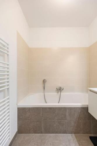 Elegant Canal-View Duplex with Free Parking, Brussels (photo 3)