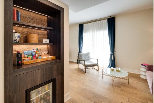 One Bedroom Suite Queen image 5