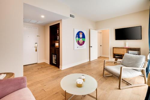 One Bedroom Suite Queen image 4