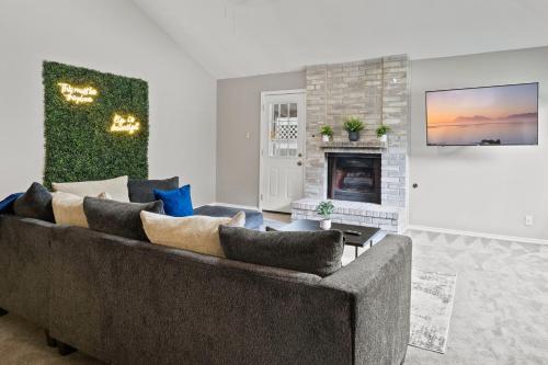 4 Bedroom Suburban Dream House - SeaWorld-6Flags-MedCenter - Sleeps 10 in San Antonio, USA