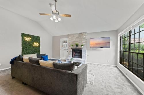 4 Bedroom Suburban Dream House - SeaWorld-6Flags-MedCenter - Sleeps 10 in San Antonio, USA
