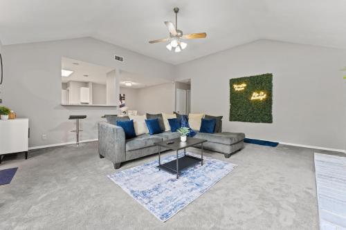4 Bedroom Suburban Dream House - SeaWorld-6Flags-MedCenter - Sleeps 10 in San Antonio, USA