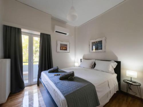 Mets gem with balcony near Acropolis