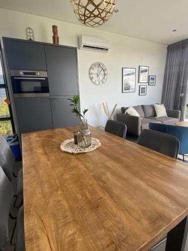 Enkhuizer Strand Chalet Windrose mit Zaun Haus Nr 225 in Boerenhoek Molenweg Burgwal