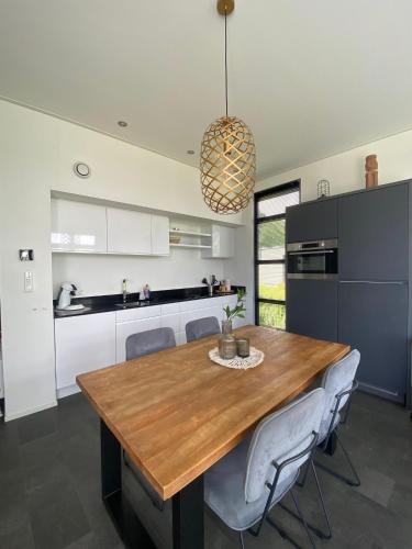 Enkhuizer Strand Chalet Windrose mit Zaun Haus Nr 225 in Boerenhoek Molenweg Burgwal