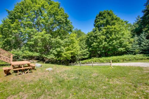 2 Mi to Lake Michigan Beaches Frankfort Getaway! in Frankfort, USA