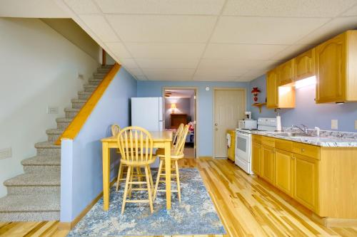 2 Mi to Lake Michigan Beaches Frankfort Getaway! in Frankfort, USA