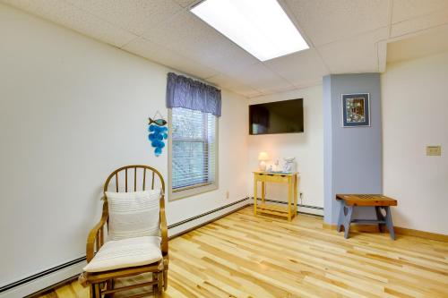 2 Mi to Lake Michigan Beaches Frankfort Getaway! in Frankfort, USA