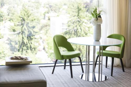 Junior King Suite - Club Lounge Access image 2