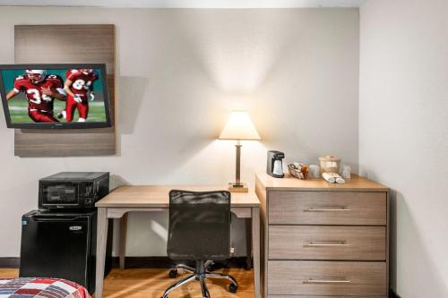 Red Roof Inn Indianapolis North - College Park - image 7