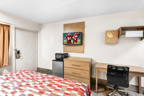 Red Roof Inn Indianapolis North - College Park - image 11